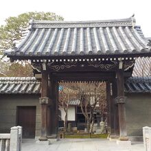 誓行寺の四脚ある三門です。奥に立派な庭園が覗いています。