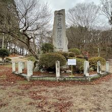 尾関山公園にて、顕彰碑。