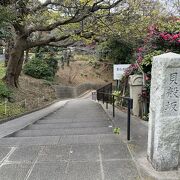 横浜外国人墓地と元町公園の境界にある急坂