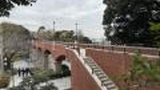 レンガでできたアーチ橋