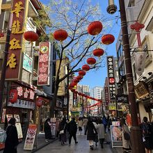 中華街大通りで