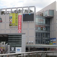 大きな建物だつた