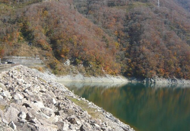 庄川を堰き止めて造られたダム湖