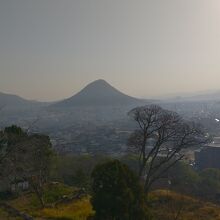 城から見える讃岐富士
