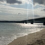 とても綺麗な砂浜と大きな橋