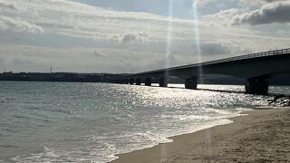 とても綺麗な砂浜と大きな橋