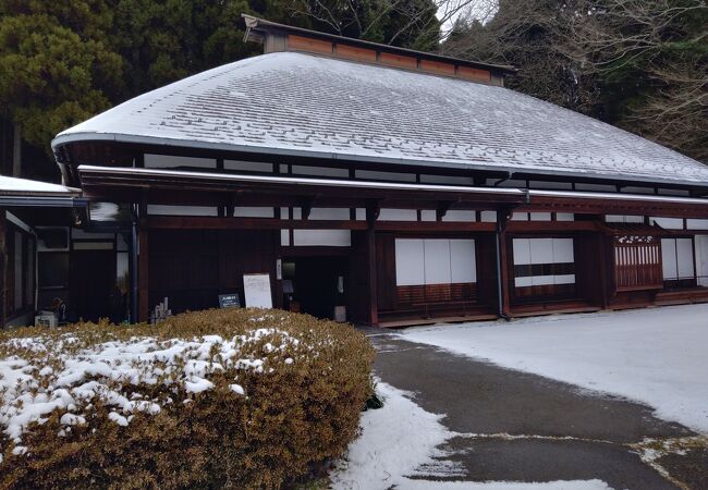 移築した古民家をリノベ―ションした日本で唯一の全館畳敷きの美術館