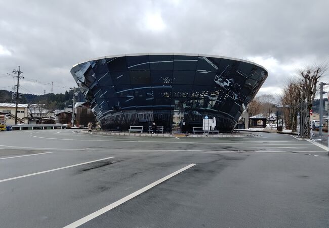 ミラーグラスの逆台形の形の特徴ある建物の道の駅