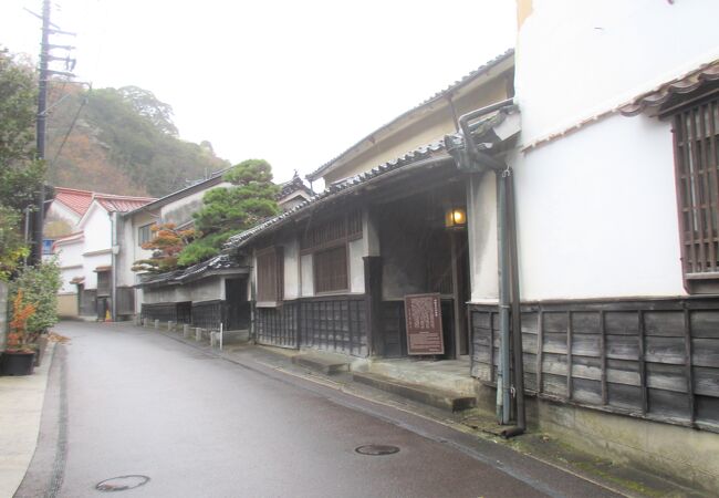 温泉津温泉の狭い路地に面してありました。