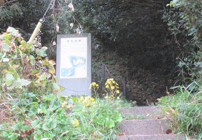 湾に挟まれた岬に築かれました。