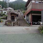 長い石段を登った先にあるお寺