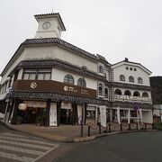 伊豆急下田駅目の前の飲食店とお土産店