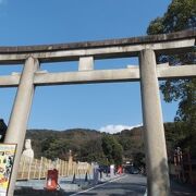 霊山墓地へと向かう道