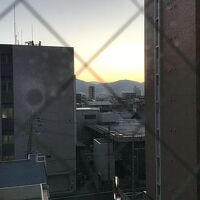 マンション郡と、朝焼けの眺望。