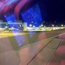 夜明け前のケアンズ空港に到着です
