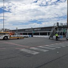 ゴールドコースト空港、別名クーランガッタ空港に到着