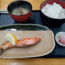 焼き魚定食　鮭にしてもらった。味噌汁にミニ刺身皿つきでした