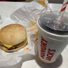 私はチーズバーガーとコーラを注文