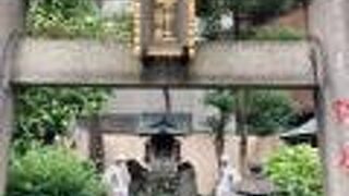 入谷の住宅地に鎮座