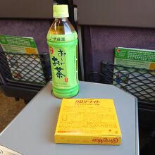 座席前のテーブルだけでなく、収納式のミニテーブルもあります。