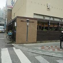 入り口は左側です