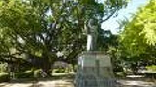 周囲を囲む力強い緑が印象的でした