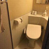 問題のトイレ。水を流すハンドルも操作も大変でした。横は湯舟