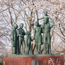 権現山公園の桜と銅像