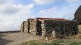 石を積み重ねて造った藻小屋がありました。