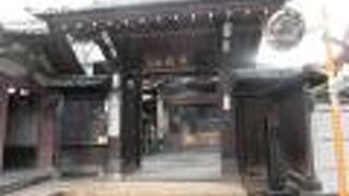 本堂は木造の柱がドッシリとした感じです