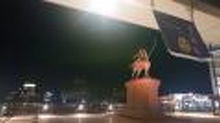 夜10時台、像は夜景を背景に、映えていました