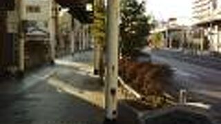 アーケードの屋根やお店が抜けてて活気はいまひとつ