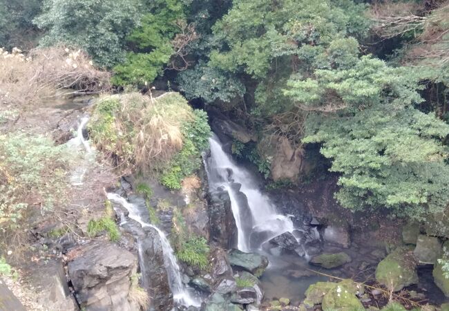 滝から流れ落ちた水が洞内にこだまして、鼓のような音がしたことから鼓が滝と呼ばれる小さな滝