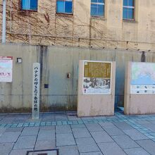 広場に碑があるだけ