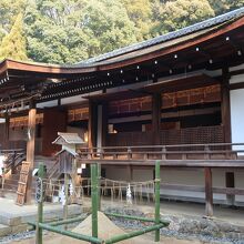 流麗な形の屋根の拝殿