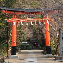 どっしりとした社名の石碑