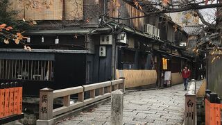歴史的建造物を愛でながら散策する、白川の有名な撮影スポット