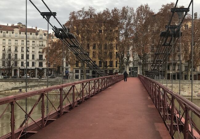 騙し絵の前の歩行者専用の橋