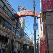 幡ヶ谷不動尊の商店街です