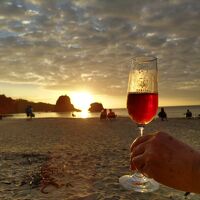 サービスのワイン片手にホテル前の月が浜からのサンセットを満喫