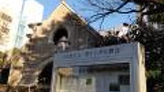 東京タワーの間近に建つ