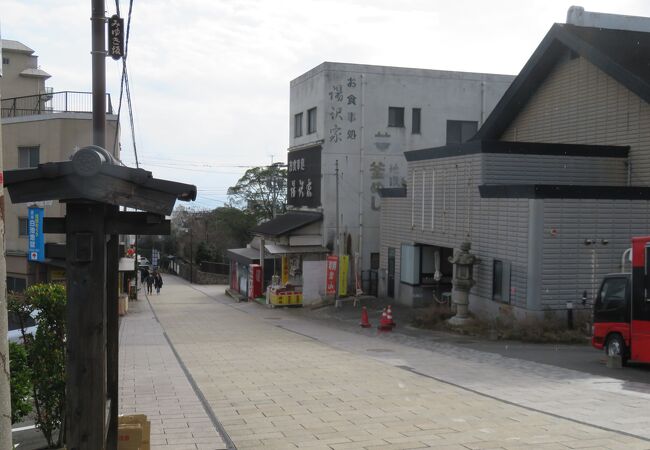 白池地獄や地獄温泉ミュージアム前の坂道