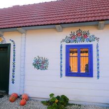 こちらの家の入り口に置いてあるカボチャはハロウィン用かな