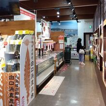 道の駅内の売店の様子。沢山のお土産物が売っています。