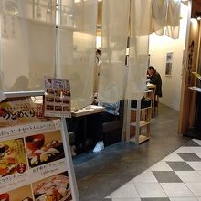 暖簾の先が店