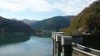 綺麗なアーチ式のダム