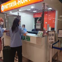 エアポートバスのカウンターで受付