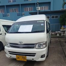 バンでホテルまで