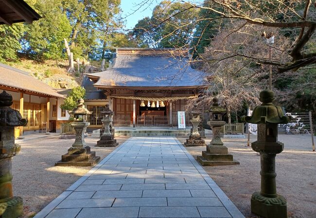 急な階段登ります。