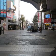 長い商店街も終わり、右手の「サンロード新市街」へと続きます